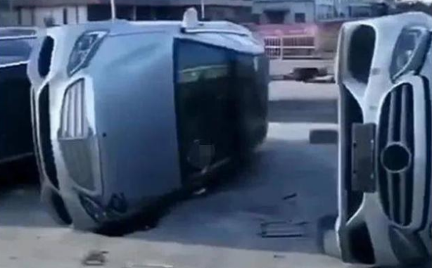泡水车“侧躺”